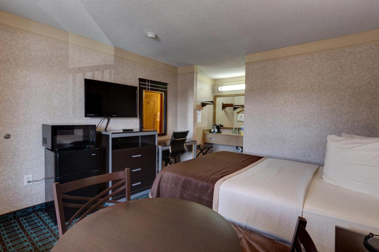 Motel Deluxe - I-95 Fayetteville