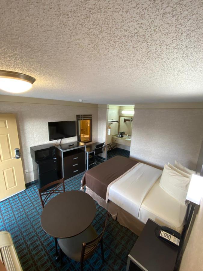 Motel Deluxe - I-95 Fayetteville